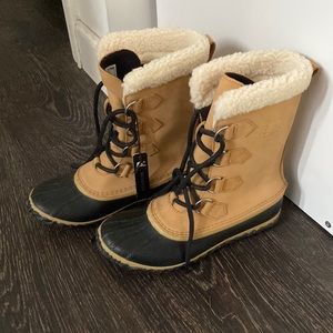 Sorel Caribou size 7, NWT